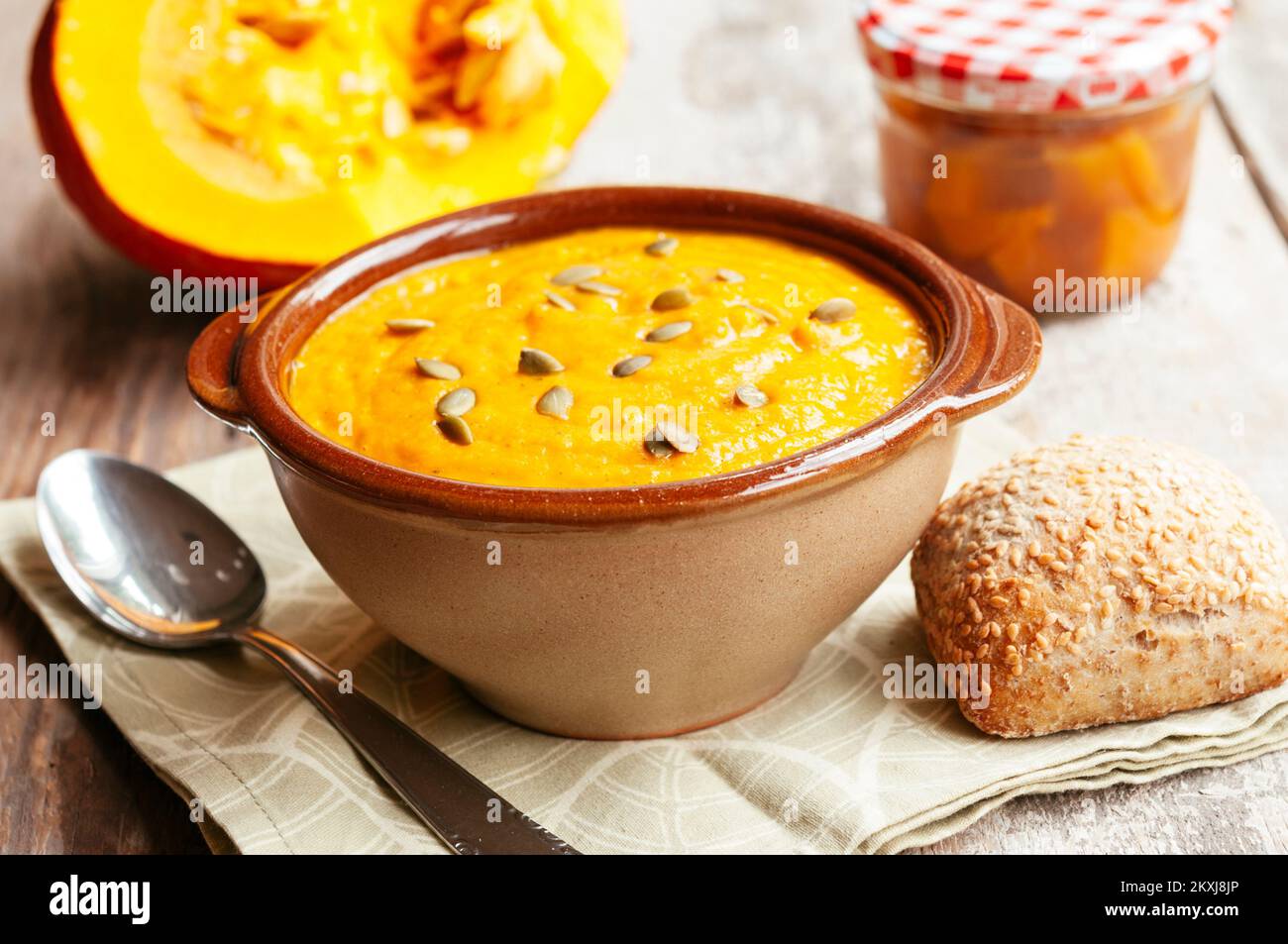 Una deliziosa e sostanziosa zuppa con zucca o zucca, carote, zenzero e vino bianco. Foto Stock