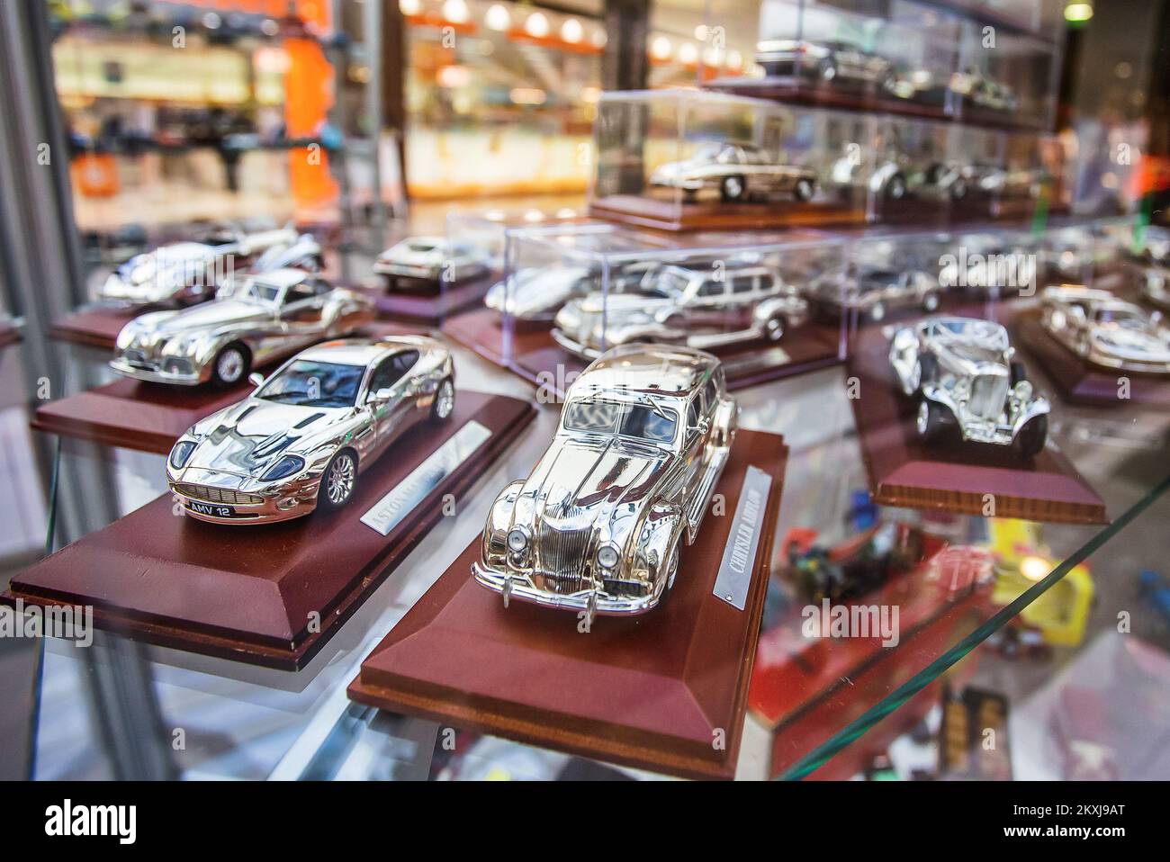 Una mostra di oltre duemila auto da collezione è stata organizzata nel centro commerciale di Portanova, alcune delle quali valgono diverse centinaia di euro a Osijek, Croazia, il 22. Ottobre, 2020. Foto: Davor Javorovic/PIXSELL Foto Stock