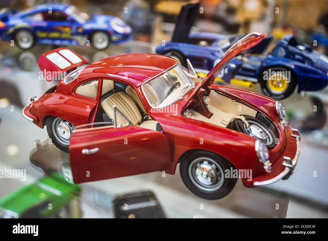 Una mostra di oltre duemila auto da collezione è stata organizzata nel centro commerciale di Portanova, alcune delle quali valgono diverse centinaia di euro a Osijek, Croazia, il 22. Ottobre, 2020. Foto: Davor Javorovic/PIXSELL Foto Stock