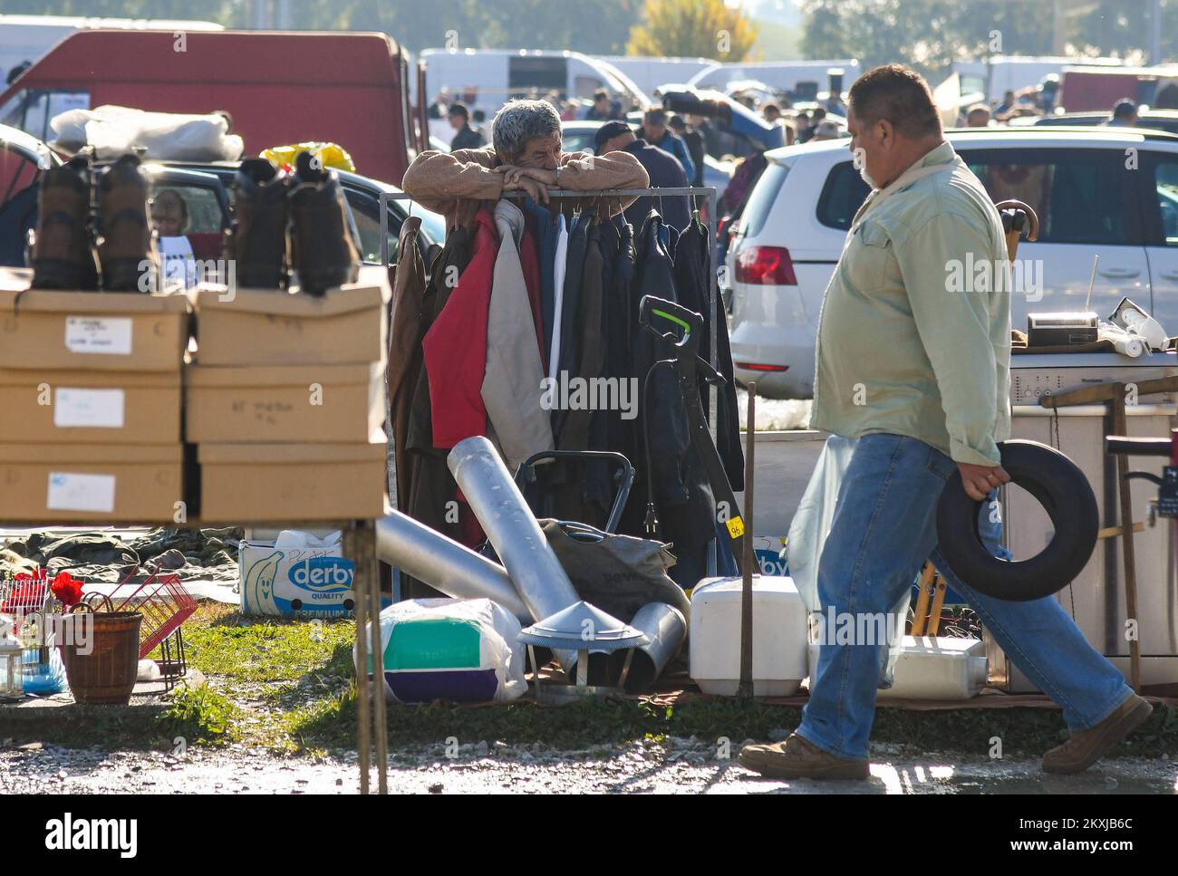 Il mercato delle pulci Hrelic si trova nella parte meridionale di Zagabria, vicino al fiume Sava. itâ una grande area aperta dove chiunque può vendere e comprare quasi tutto. Si svolge ogni mercoledì, sabato e domenica tutto l'anno, dalle 7am alle 3pm e itâ€ s libero di entrare. A Zagabria, Croazia il 25. Ottobre, 2020. Foto: Josip Regovic/PIXSELL Foto Stock