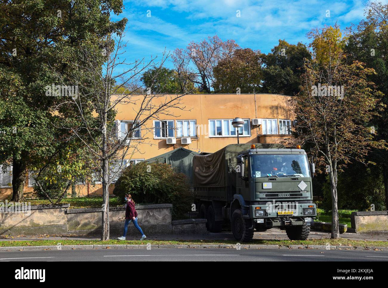 L'esercito croato sta allestendo una tenda presso la Clinica per le malattie infettive Dr. Fran Mihaljevic a Zagabria, Croazia, il 02. Novembre, 2020. Foto: Josip Regovic/PIXSELL Foto Stock