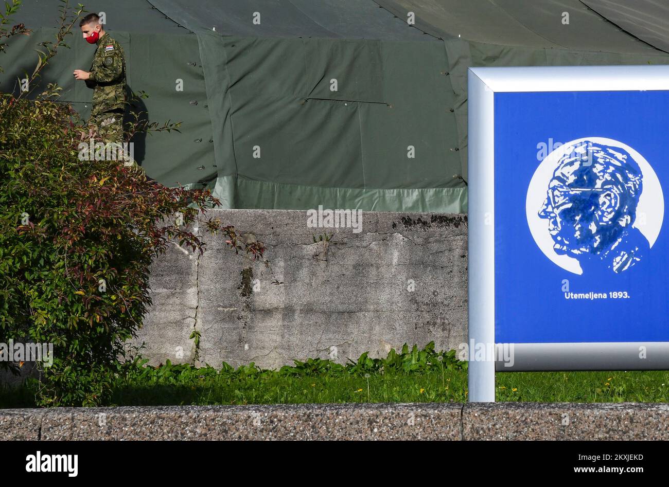 L'esercito croato sta allestendo una tenda presso la Clinica per le malattie infettive Dr. Fran Mihaljevic a Zagabria, Croazia, il 02. Novembre, 2020. Foto: Josip Regovic/PIXSELL Foto Stock