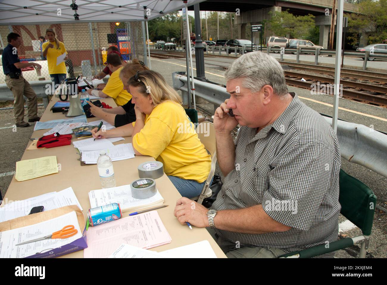 Inondazioni uragano/tempesta tropicale - Lincoln Park, N. J. , 11 settembre 2011 i volontari "Mormon aiutando le mani" Scot Michel e Laura Deschler lavorano in un "centro di recupero delle catastrofi" all'aperto a Lincoln Park, New Jersey per aiutare i sopravvissuti alle catastrofi a recuperare dall'uragano Irene. 'Mani aiutanti di Mormon' è un programma di sensibilizzazione volontario affiliato alla Chiesa di Gesù Cristo dei Santi degli ultimi giorni. FEMA e "Mormon aiutare mani" partner per aiutare i sopravvissuti alle catastrofi recuperare dagli effetti di disastri come l'inondazione in New Jersey che si è verificato a seguito dell'uragano Irene il 28 agosto 201 Foto Stock