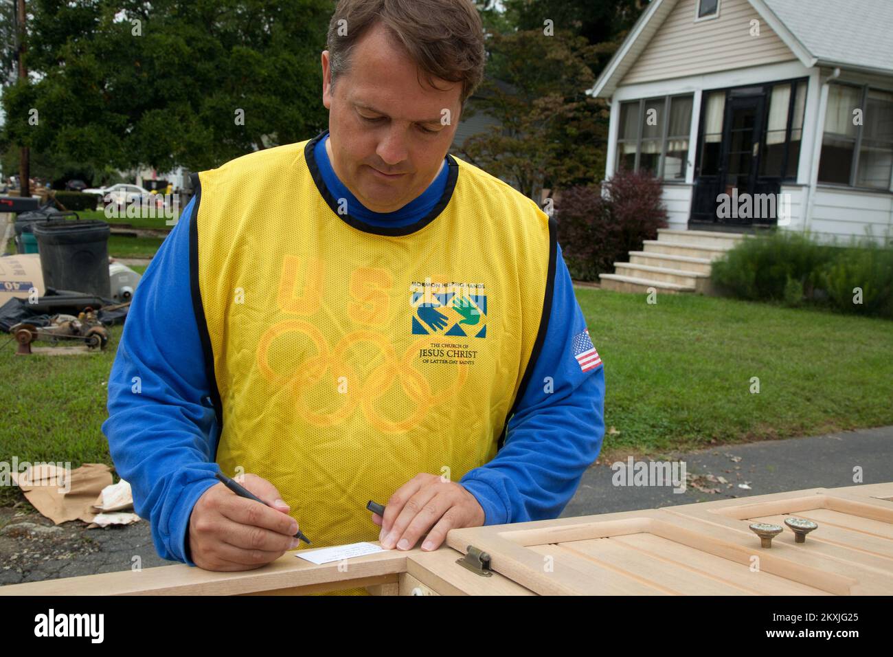 Inondazioni uragano/tempesta tropicale - Lincoln Park, N. J. , 11 settembre 2011 il volontario 'Mormon aiutando le mani' McLloyd 'Mac' Jensen, Chiesa di Gesù Cristo dei Santi degli ultimi giorni Caldwell presidente di palo, lavora a Lincoln Park, New Jersey per aiutare i sopravvissuti al disastro a recuperare dall'uragano Irene. 'Mani aiutanti di Mormon' è un programma di sensibilizzazione volontario affiliato alla Chiesa di Gesù Cristo dei Santi degli ultimi giorni. FEMA e "Mormon aiutare mani" partner per aiutare i sopravvissuti alle catastrofi recuperare dagli effetti di disastri come l'inondazione in New Jersey che si è verificato a seguito dell'uragano Iren Foto Stock