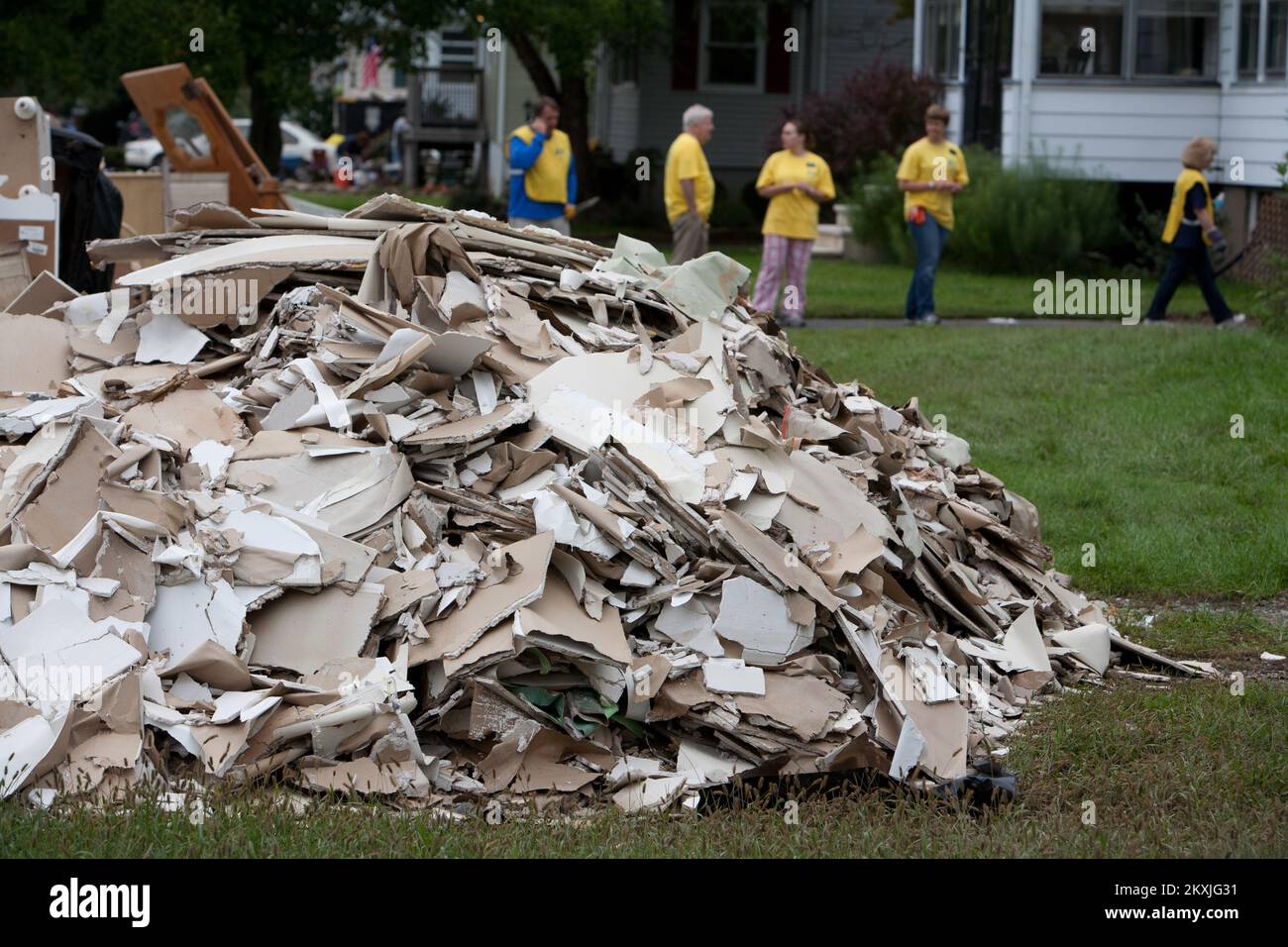 Alluvione uragano/tempesta tropicale - Lincoln Park, N. J. , 11 settembre 2011 i volontari "Mormon aiutando le mani" lavorano a Lincoln Park, New Jersey per aiutare i sopravvissuti al disastro a riprendersi dall'uragano Irene. 'Mani aiutanti di Mormon' è un programma di sensibilizzazione volontario affiliato alla Chiesa di Gesù Cristo dei Santi degli ultimi giorni. FEMA e "Mormon aiutare mani" partner per aiutare i sopravvissuti alle catastrofi recuperare dagli effetti di disastri come l'inondazione in New Jersey che si è verificato a seguito dell'uragano Irene il 28 agosto 2011. Uragano Irene del New Jersey. Fotografie relative alle catastrofi e all'Emer Foto Stock