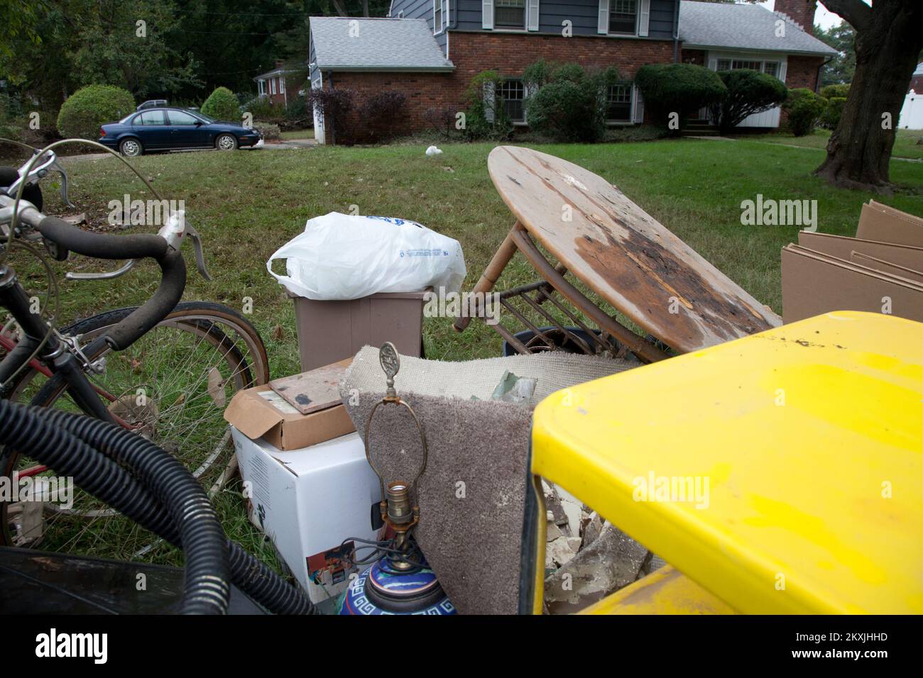 Alluvione uragano/tempesta tropicale - Lincoln Park, N. J. , 11 settembre 2011 i volontari "Mormon aiutando le mani" lavorano a Lincoln Park, New Jersey per aiutare i sopravvissuti al disastro a riprendersi dall'uragano Irene. 'Mani aiutanti di Mormon' è un programma di sensibilizzazione volontario affiliato alla Chiesa di Gesù Cristo dei Santi degli ultimi giorni. FEMA e "Mormon aiutare mani" partner per aiutare i sopravvissuti alle catastrofi recuperare dagli effetti di disastri come l'inondazione in New Jersey che si è verificato a seguito dell'uragano Irene il 28 agosto 2011. Uragano Irene del New Jersey. Fotografie relative alle catastrofi e all'Emer Foto Stock