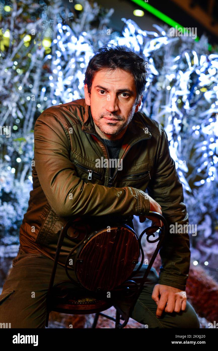 Goran Bodgan di Croatiaâ è stato nominato miglior attore negli European Film Awards 2020 per il suo ruolo nel film Otac (Padre) di Srdan Golubovic. Bogdan è il primo attore croato ad essere nominato per il prestigioso premio che è la controparte europea degli Oscar. ARCHIVIO FOTO attore croato Goran Bogdan posa per foto a Zagabria, Croazia, il 12 dicembre 2018. Foto: Josip Regovic/PIXSELL Foto Stock