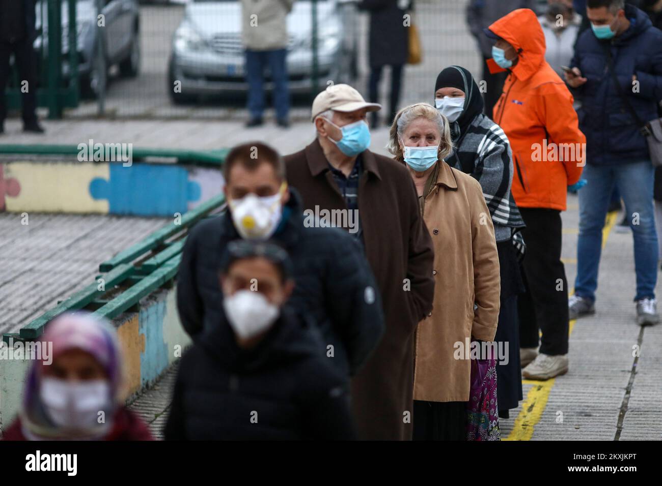 Le persone indossano maschere protettive in attesa di dare il via alle urne durante le elezioni comunali in un centro di scrutinio in mezzo alla diffusione della malattia di coronavirus (COVID-19) a Sarajevo, Bosnia-Erzegovina, il 15 novembre 2020. Le elezioni comunali in Bosnia-Erzegovina includono l'elezione di un sindaco e di un'assemblea comunale nei 143 comuni della Repubblica Srpska e della Federazione della Bosnia-Erzegovina. Foto: Armin Durgut/PIXSELL Foto Stock