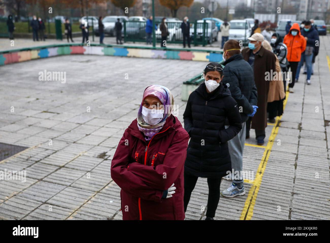 Le persone indossano maschere protettive in attesa di dare il via alle urne durante le elezioni comunali in un centro di scrutinio in mezzo alla diffusione della malattia di coronavirus (COVID-19) a Sarajevo, Bosnia-Erzegovina, il 15 novembre 2020. Le elezioni comunali in Bosnia-Erzegovina includono l'elezione di un sindaco e di un'assemblea comunale nei 143 comuni della Repubblica Srpska e della Federazione della Bosnia-Erzegovina. Foto: Armin Durgut/PIXSELL Foto Stock