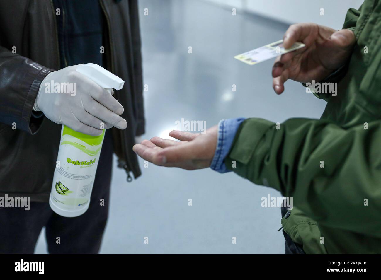 Le mani di una donna sono state disinfettate mentre si prepara a votare durante le elezioni comunali in un centro di voto, in mezzo alla diffusione della malattia di coronavirus (COVID-19) a Sarajevo, Bosnia-Erzegovina, il 15 novembre 2020. Le elezioni comunali in Bosnia-Erzegovina includono l'elezione di un sindaco e di un'assemblea comunale nei 143 comuni della Repubblica Srpska e della Federazione della Bosnia-Erzegovina. Foto: Armin Durgut/PIXSELL Foto Stock