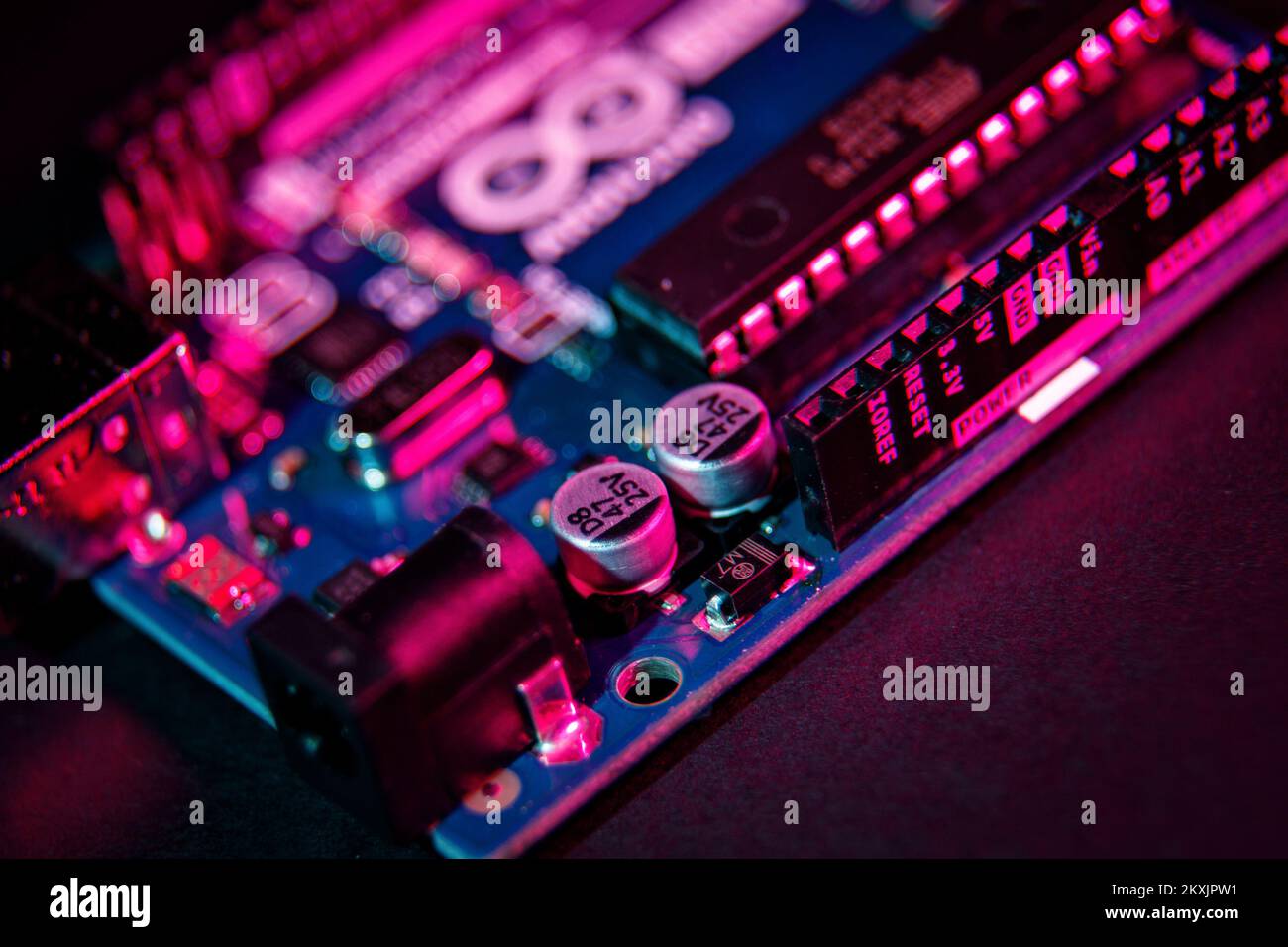 La foto scattata il 23 novembre 2020 mostra Arduino uno, una scheda microcontroller open source basata sul microcontroller Microchip ATmega328P e sviluppata da Arduino.cc, a Zagabria, Croazia. Dispone di 14 pin di ingresso/uscita digitali (di cui 6 possono essere utilizzati come uscite PWM), 6 ingressi analogici, un risonatore ceramico a 16 MHz (CSTCE16M0V53-R0), una connessione USB, un jack di alimentazione, un connettore ICSP e un pulsante di reset. Arduino è una piattaforma elettronica open source basata su hardware e software di facile utilizzo. Le schede Arduino sono in grado di leggere gli ingressi (luce su un sensore, un dito su un pulsante o un messaggio Twitter) e ruotare Foto Stock