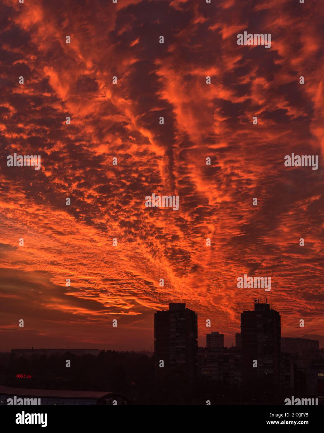 Foto scattata il 23 novembre 2020. Mostra il tramonto a Zagabria, Croazia. Foto: Bruno Fantulin/PIXSELL Foto Stock