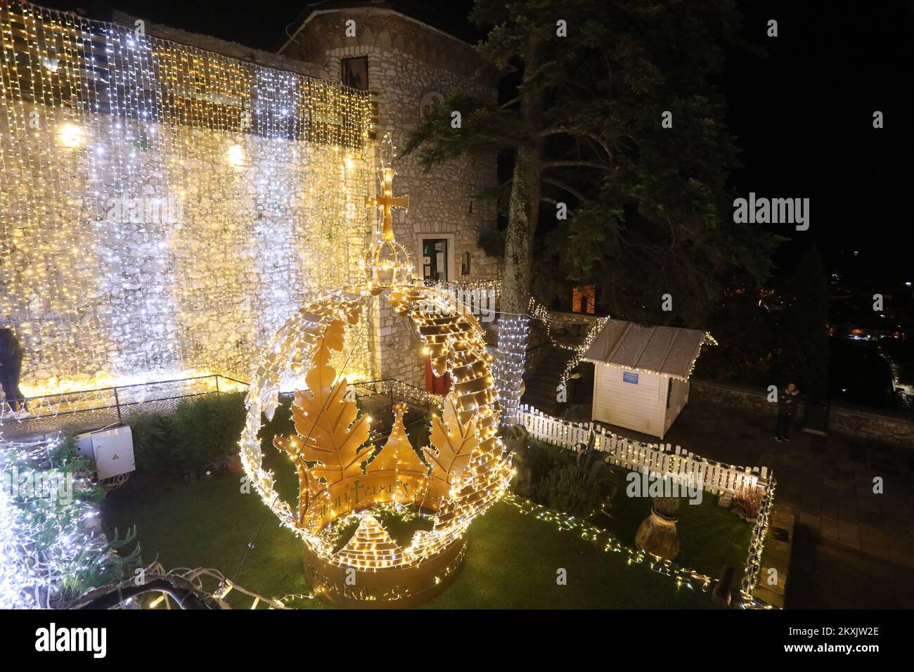 Foto scattata il 29 novembre 2020 mostra le decorazioni natalizie illuminate a Gradina Trsat, a Rijeka, Croazia. L'Avvento di yearâ a Rijeka sarà completamente diverso da quelli precedenti, ma ci sarà ancora quella magica atmosfera di vacanza. Trsatska gradina illuminata da mille luci scintillanti per le vacanze, ma a causa di misure epidemiologiche, che sono in costante cambiamento, non ci saranno concerti, spettacoli teatrali, o parchi di divertimento all'Avvento di questo yearâ. Foto: Goran Kovacic/PIXSELL Foto Stock