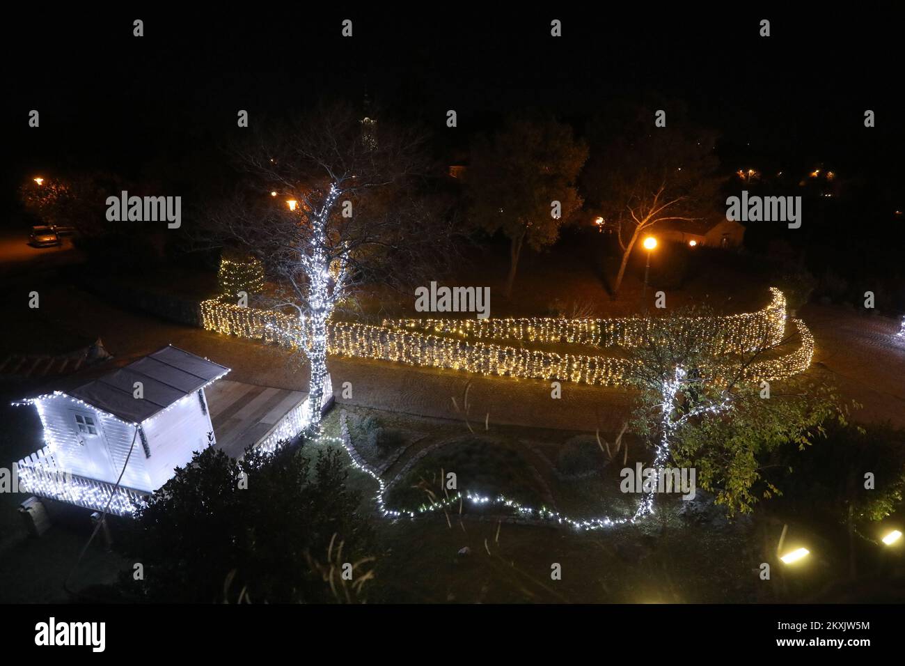 Foto scattata il 29 novembre 2020 mostra le decorazioni natalizie illuminate a Gradina Trsat, a Rijeka, Croazia. L'Avvento di yearâ a Rijeka sarà completamente diverso da quelli precedenti, ma ci sarà ancora quella magica atmosfera di vacanza. Trsatska gradina illuminata da mille luci scintillanti per le vacanze, ma a causa di misure epidemiologiche, che sono in costante cambiamento, non ci saranno concerti, spettacoli teatrali, o parchi di divertimento all'Avvento di questo yearâ. Foto: Goran Kovacic/PIXSELL Foto Stock