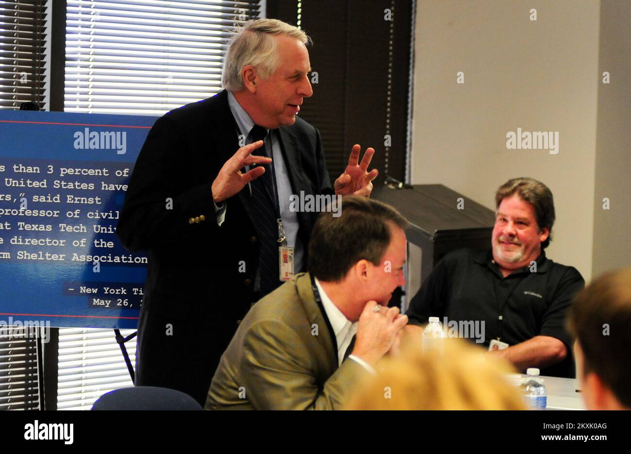 Tornado - Birmingham, Ala. , 14 settembre 2011 ad una riunione nel Birmingham Joint Field Office, il membro del team FEMA Long Term Recovery John Zakian parla con i responsabili statali e federali di emergenza e con i membri in visita del Tornado Recovery Action Council dell'Alabama. FEMA Photo/Ruth Kennedy. Alabama forti tempeste, tornado, venti in linea retta, e alluvioni. Fotografie relative a disastri e programmi, attività e funzionari di gestione delle emergenze Foto Stock Tornado - Birmingham, Ala. , 14 settembre 2011 ad una riunione nel Birmingham Joint Field Office, il membro del team FEMA Long Term Recovery John Zakian parla con i responsabili statali e federali di emergenza e con i membri in visita del Tornado Recovery Action Council dell'Alabama. FEMA Photo/Ruth Kennedy. Alabama forti tempeste, tornado, venti in linea retta, e alluvioni. Fotografie relative a disastri e programmi, attività e funzionari di gestione delle emergenze Foto Stock