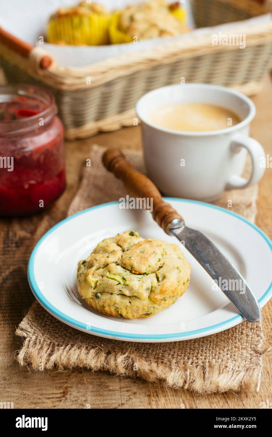 Muffin alle zucchine salati fatti in casa con marmellata Foto Stock
