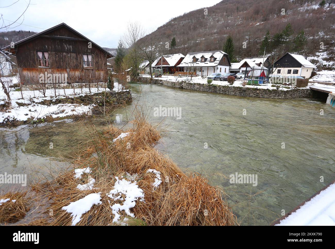 Una foto scattata il 28 dicembre 2020 mostra Korana Village nel canyon del fiume Korana vicino al Parco Nazionale dei Laghi di Plitvice in Croazia. Il paese è caratterizzato da numerose cascate e mulini Foto: Kristina Stedul Fabac/PIXSELL Foto Stock