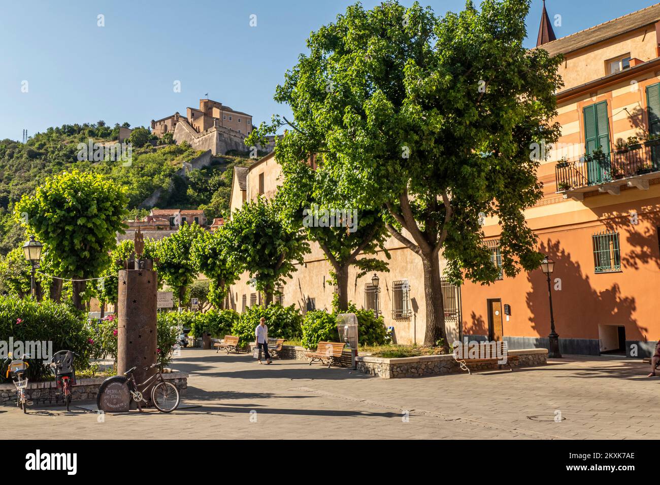 Finalborgo, Italia - 04-07-2021: La piazza principale di Finalborgo Foto Stock