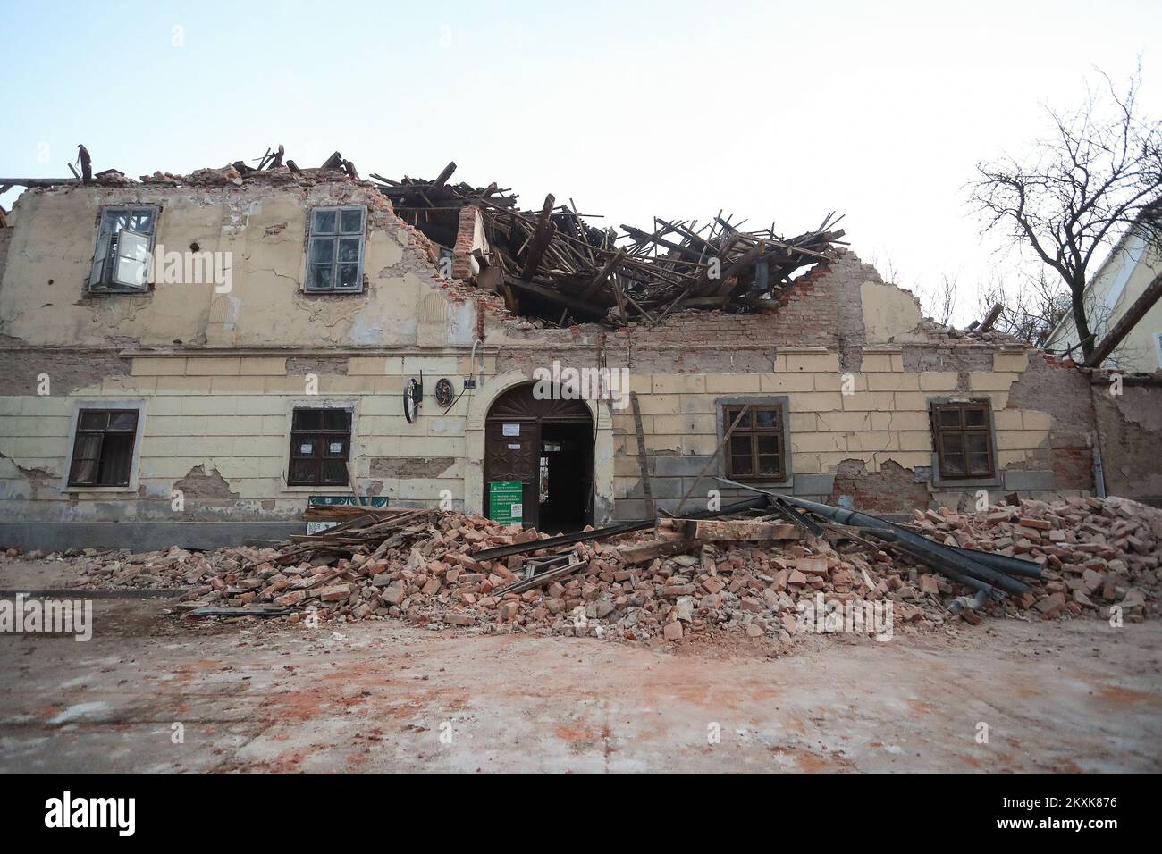 Un forte terremoto nella Croazia centrale ha ucciso almeno cinque persone, ne ha feriti molti e ha causato notevoli danni agli edifici di Petrinja, Croazia, il 29 dicembre 2020. Il Centro Seismologico Mediterraneo europeo ha detto che un terremoto di magnitudo 6,2 ha colpito 46 chilometri a sud-est di Zagabria. La stessa zona è stata colpita da un terremoto delle 5,2:00 di lunedì e molti piccoli shock sono stati avvertiti martedì. Foto: Luka Stanzl/PIXSELL Foto Stock