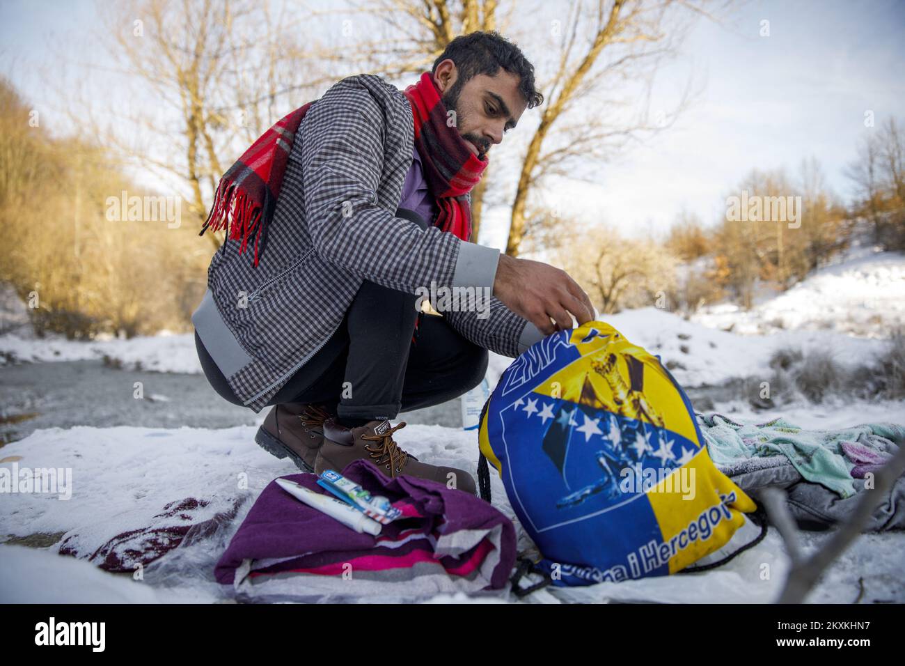 Un migrante dal Pakistan Hagiaz Abdulrehman si pulisce in un flusso nel campo migrante Lipa, vicino Bihac, Bosnia-Erzegovina, il 15 gennaio 2021. L'acqua nei serbatoi si è congelata questa mattina perché la temperatura alle ore 9 era di -14 gradi Celsius. Il Camp Lipa sarà completamente funzionale in 3 mesi. Foto: Armin Durgut/PIXSELL Foto Stock