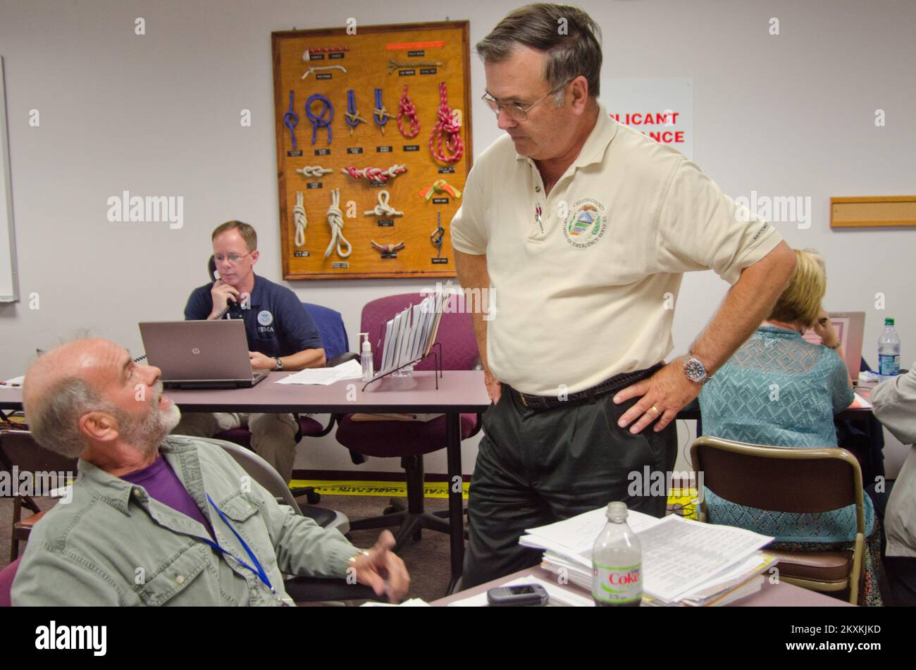 West Chester, Pa. , 20 settembre 2011 John Merrell, un lavoratore di mitigazione di FEMA, parla con ed Atkins, il direttore di servizi di emergenza della contea di West Chester. Si trovano presso il Disaster Recovery Center, dove i candidati possono trovare le risposte alle molte domande che possono avere. Pennsylvania resti di Tropical Storm Lee. Fotografie relative a disastri e programmi, attività e funzionari di gestione delle emergenze Foto Stock