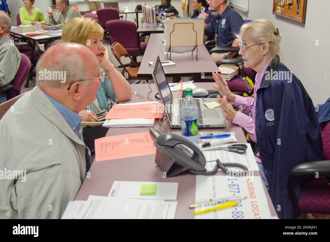 Inondazioni - West Chester, Pa. , 20 settembre 2011 Mary Underwood, operatrice della FEMA, parla con Kathy Kautermann e John Fryer della loro applicazione. La coppia è stata allagata fuori dalla loro casa durante la tempesta tropicale Lee. Pennsylvania resti di Tropical Storm Lee. Fotografie relative a disastri e programmi, attività e funzionari di gestione delle emergenze Foto Stock