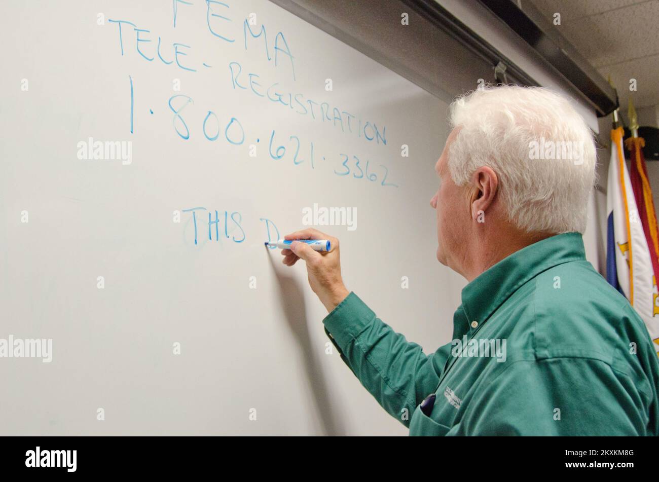 West Chester, Pa. , 20 settembre 2011 il responsabile del Centro di recupero di emergenza Carey Worthen scrive il numero di teleregistrazione FEMA nella lavagna. Il centro è aperto sette giorni alla settimana per i candidati a venire e ottenere risposte alle molte domande che possono avere. Pennsylvania resti di Tropical Storm Lee. Fotografie relative a disastri e programmi, attività e funzionari di gestione delle emergenze Foto Stock