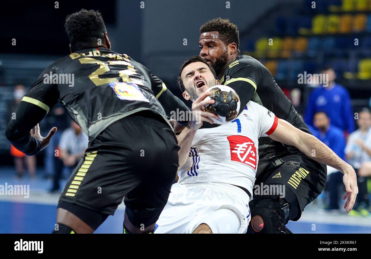 CAIRO, EGITTO - 24 GENNAIO: Romain Lagarde di Francia e Victor Iturriza di Portogallo durante il 27th IHF Men's World Champioship Group III match tra Portogallo e Francia al Dr Hassan Moustafa Indoor Sports Complex, 6th ottobre il 24 gennaio 2021 al Cairo, Egitto. Foto: Slavko Midzor/PIXSELL Foto Stock