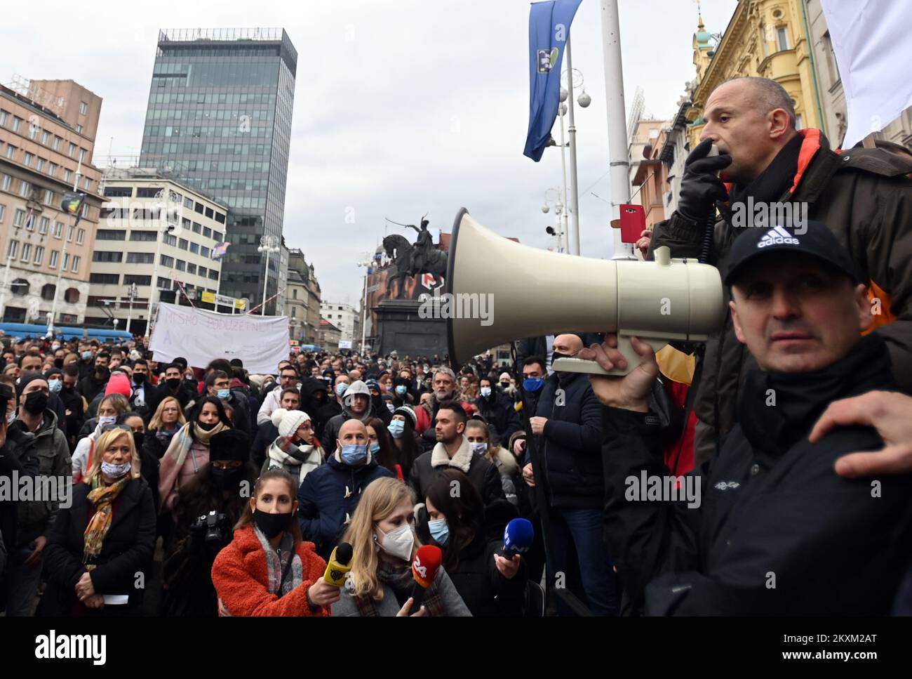 Il proprietario della palestra Andrija Klaric parla con i manifestanti durante la protesta a Piazza Ban Josip Jelacic contro il sostegno inadeguato del governo alle imprese colpite dalle restrizioni imposte per combattere la diffusione del COVID-19, a Zagabria, in Croazia, il 03 febbraio 2021. Andrija Klaric ha aperto la sua palestra lunedì mattina, violando così l'attuale divieto di lavorare in palestre e centri sportivi stabilito dal quartier generale della protezione civile ed è stata consegnata al supervisore della custodia per sospetto di aver commesso il reato di diffondere e trasmettere una malattia contagiosa. Ieri è stato rilasciato fr Foto Stock