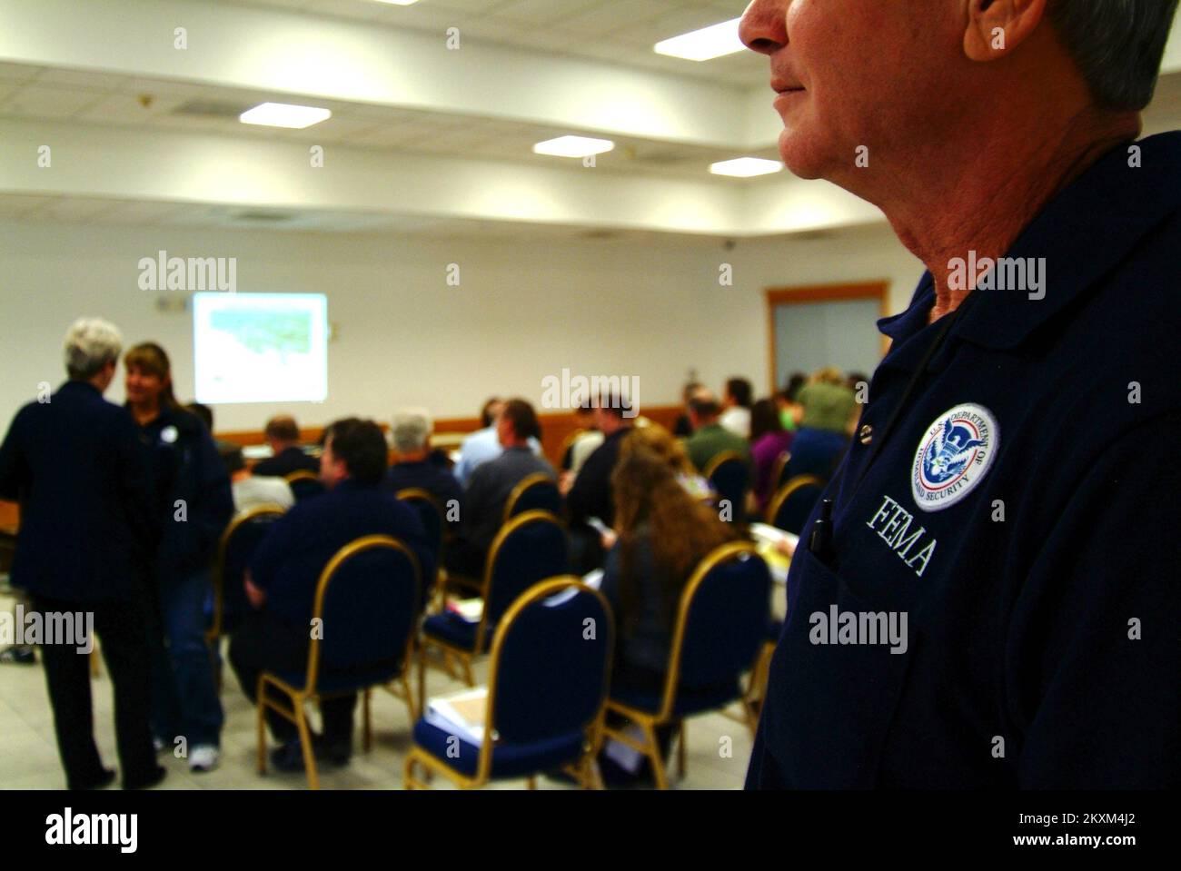 Inondazioni uragano/tempesta tropicale grave Storm - Rodderdam Junction, N. Y. , 27 settembre 2011 funzionari statali e locali si riuniscono al briefing congiunto NYOEM e FEMA candidato per discutere l'iniziativa di assistenza pubblica per quanto riguarda l'uragano Irene e Tropical Storm Lee. FEMA è presente per supportare i nostri partner statali e locali e rispondere a qualsiasi domanda relativa alle loro applicazioni e ai fogli di lavoro dei progetti. Adam DuBrowa/FEMA. Uragano Irene di New York. Fotografie relative a disastri e programmi, attività e funzionari di gestione delle emergenze Foto Stock