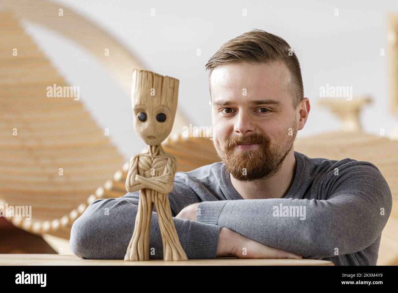 Carpenter e youtuber Grgur Gabrek posa con il bambino Groot per una foto nel suo laboratorio a Sveta Nedelja, Croazia, il 02 febbraio 2021. Realizza costruzioni in legno e nel tempo libero sul canale YouTube rivela ai suoi seguaci come realizzare vari oggetti, tra cui chitarre di basso in legno. Oggi, ha 214.000 follower su YouTube e le sue riprese su YouTube sono state visualizzate da più di 20 milioni di persone in tutto il mondo. Foto: Davor Puklavec/PIXSELL Foto Stock