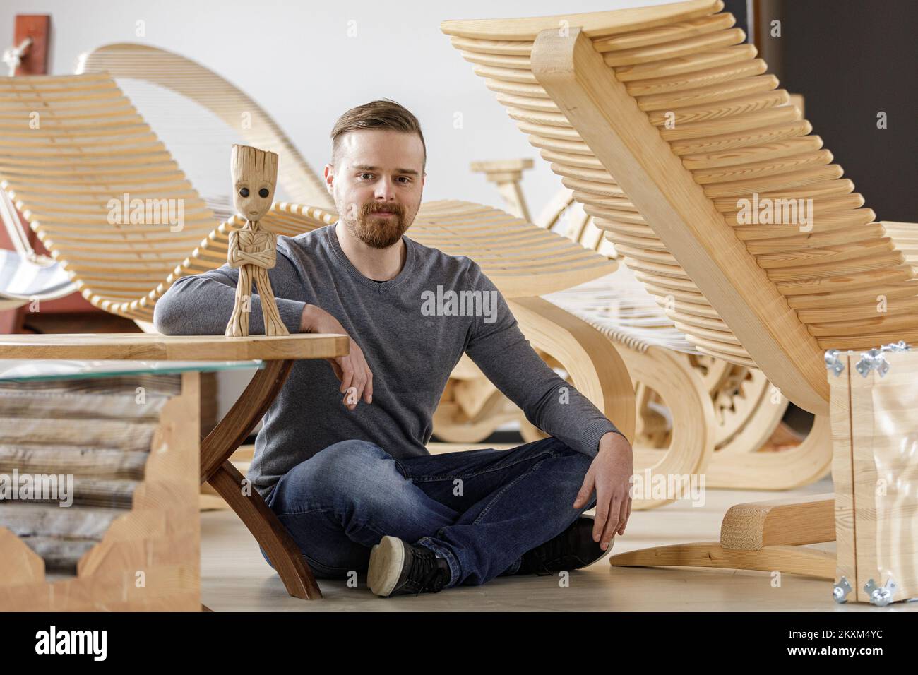 Carpenter e youtuber Grgur Gabrek posa con il bambino Groot per una foto nel suo laboratorio a Sveta Nedelja, Croazia, il 02 febbraio 2021. Realizza costruzioni in legno e nel tempo libero sul canale YouTube rivela ai suoi seguaci come realizzare vari oggetti, tra cui chitarre di basso in legno. Oggi, ha 214.000 follower su YouTube e le sue riprese su YouTube sono state visualizzate da più di 20 milioni di persone in tutto il mondo. Foto: Davor Puklavec/PIXSELL Foto Stock