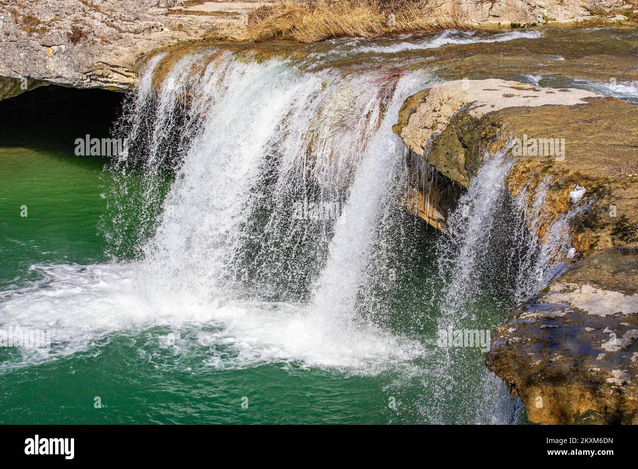 L'immagine mostra la natura dello Zarecki krov (tetto Zarecki), una spaziosa grotta che ricorda il tetto sopra il quale il fiume Pazincica nel suo corso crea una cascata di pochi metri di altezza e lago di quasi dieci metri di profondità. E' una delle attrazioni naturali più interessanti della valle di Pazincica e un luogo preferito per i nuotatori nei mesi estivi, mentre gli escursionisti vengono qui in inverno, a Pazin, Croazia, il 14 febbraio 2021. Foto: Srecko Niketic/PIXSELL Foto Stock