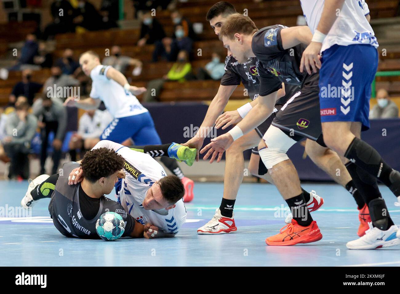 ZAGABRIA, CROAZIA - 14 FEBBRAIO: Theo Monar di HBC Nantes e Nemanja Obradovic di HC PPD Zagreb durante l'incontro di gruppo B della EHF Champions League tra HC PPD Zagreb e HBC Nantes alla Sutinska Vrela Sports Hall il 14 febbraio 2021 a Zagabria, Croazia. Foto: Marko Prpic/PIXSELL Foto Stock
