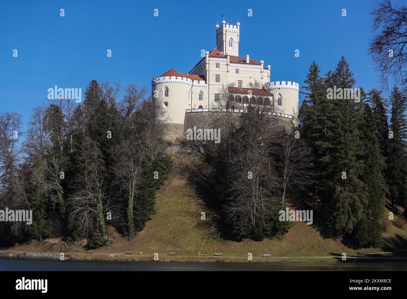 Il castello di Trakoscan, il castello più attraente e visitato della Croazia, è stato costruito nel 13th ° secolo nel sistema di fortificazioni del principato di Zagorje. Dopo la disintegrazione del principato di Zagorje, il castello appartenne alla famiglia Drakovic, ed oggi è di proprietà della Repubblica di Croazia. A Trakoscan, Croazia su 18. Febbraio, 2021. Foto: Luka Stanzl/PIXSELL Foto Stock