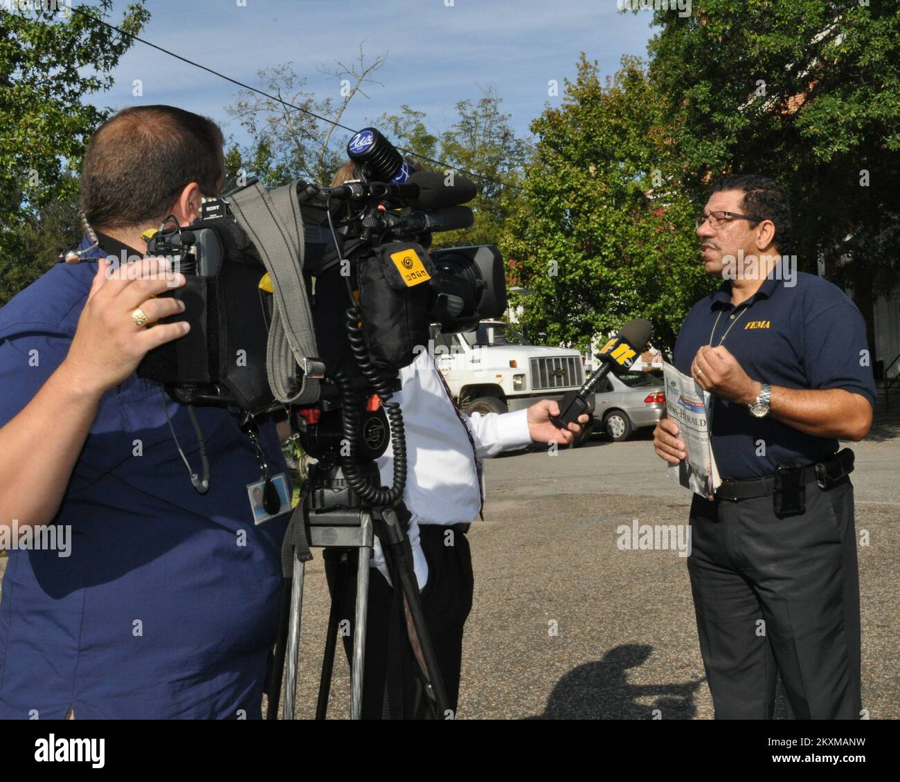 FEMA Public informatin Officer è intervistato nella contea di Bertie. Uragano Irene del North Carolina. Fotografie relative a disastri e programmi, attività e funzionari di gestione delle emergenze Foto Stock