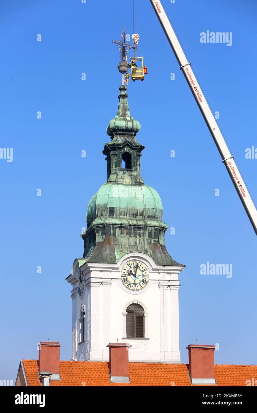 Rimozione del barometro a croce dorato e delle mele dalla Chiesa della Santa Trinità a Karlovac, Croazia il 2 marzo 2021. A causa dei danni subiti dopo il terremoto, il barometro trasversale e una mela del peso di circa 400 chilogrammi sono stati rimossi dal campanile della chiesa più antica di Karlovac. La crisi ha 230 anni, e i vigili del fuoco hanno partecipato all'azione per rimuovere la crisi con l'aiuto di una gru da 60 tonnellate. Solo alcune città austro-ungarche avevano un barometro a croce, e Karlovac è stato tra loro fino ad oggi. Foto: Kristina Stedul Fabac/PIXSELL Foto Stock