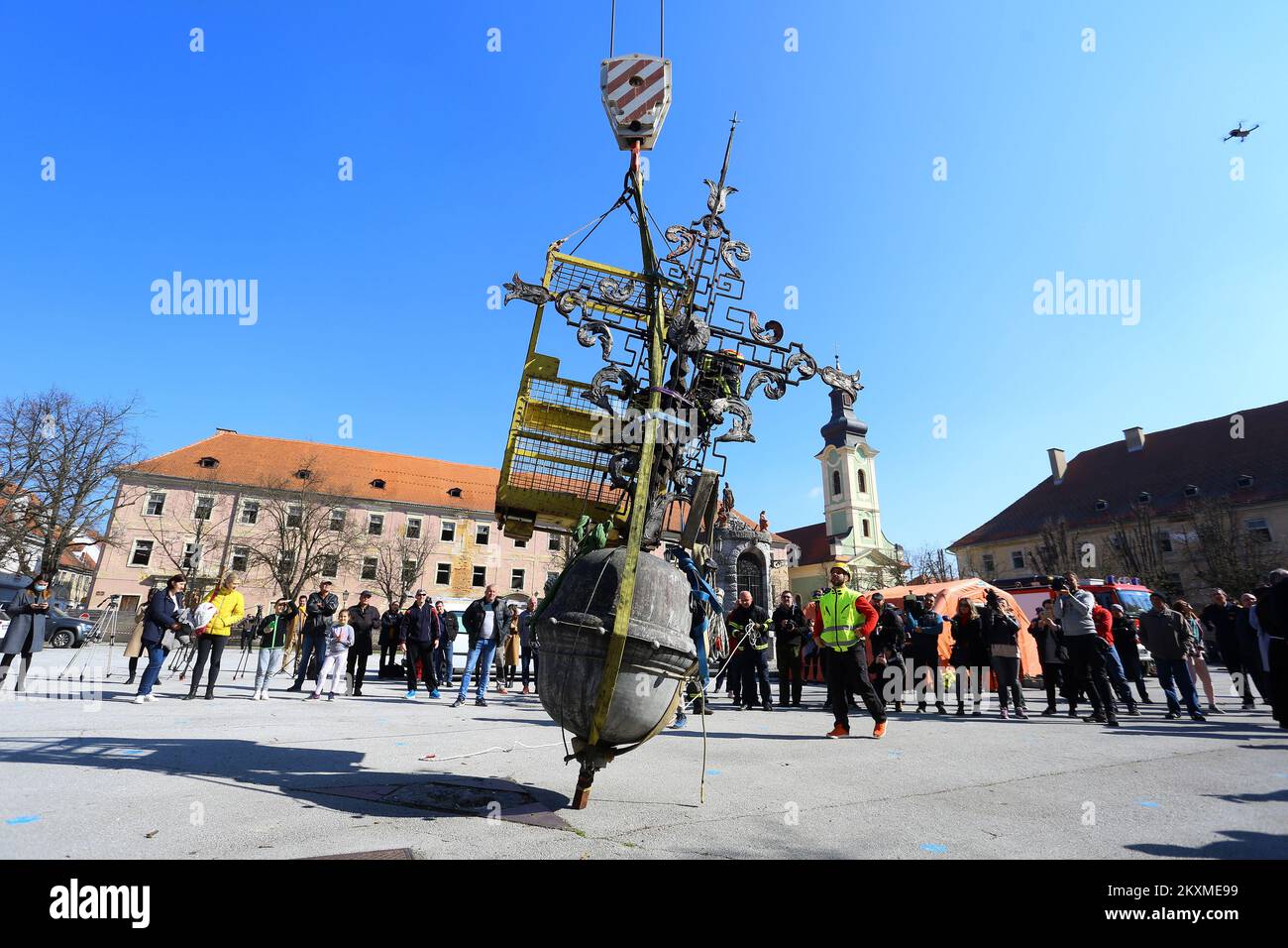Rimozione del barometro a croce dorato e delle mele dalla Chiesa della Santa Trinità a Karlovac, Croazia il 2 marzo 2021. A causa dei danni subiti dopo il terremoto, il barometro trasversale e una mela del peso di circa 400 chilogrammi sono stati rimossi dal campanile della chiesa più antica di Karlovac. La crisi ha 230 anni, e i vigili del fuoco hanno partecipato all'azione per rimuovere la crisi con l'aiuto di una gru da 60 tonnellate. Solo alcune città austro-ungarche avevano un barometro a croce, e Karlovac è stato tra loro fino ad oggi. Foto: Kristina Stedul Fabac/PIXSELL Foto Stock