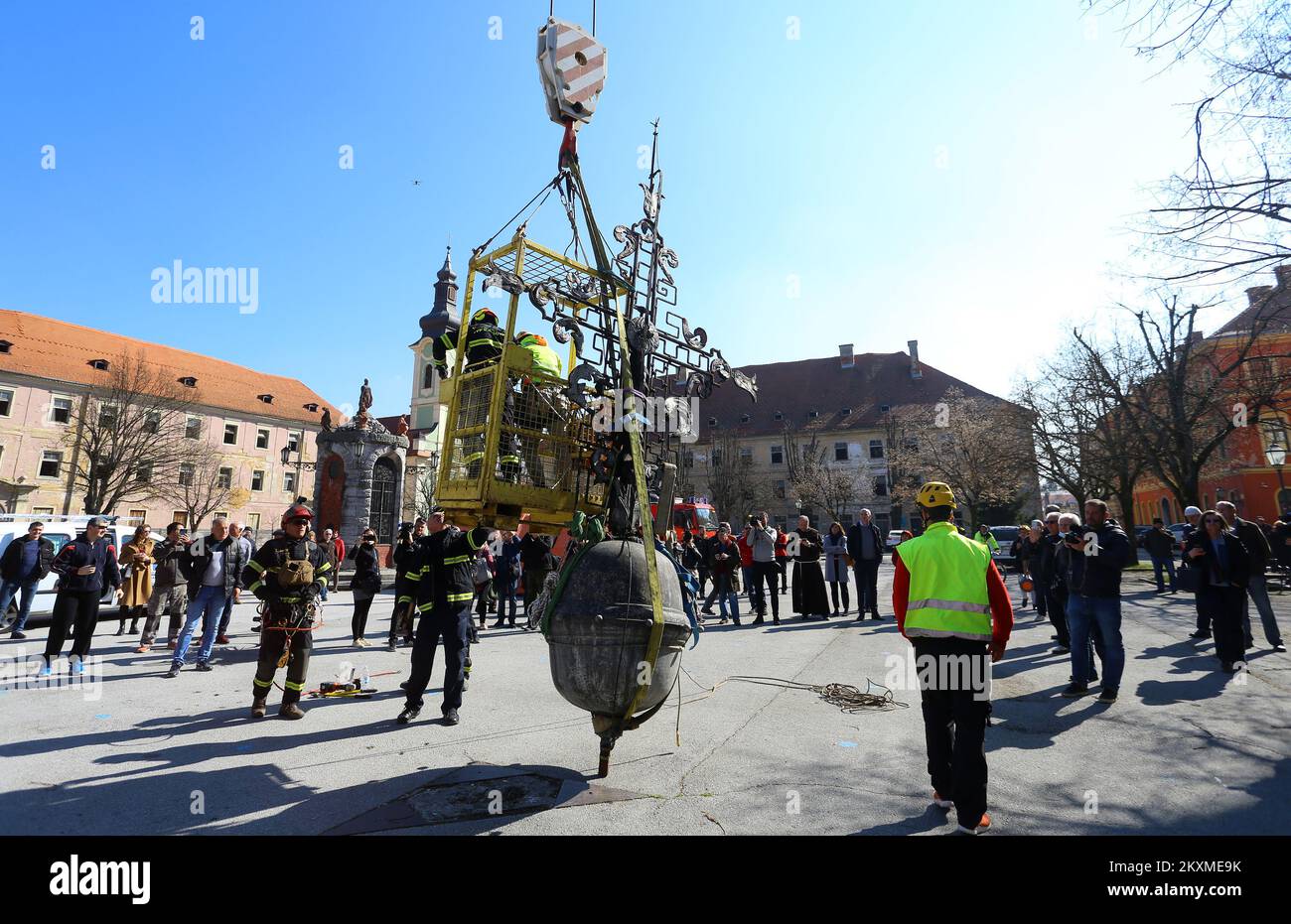 Rimozione del barometro a croce dorato e delle mele dalla Chiesa della Santa Trinità a Karlovac, Croazia il 2 marzo 2021. A causa dei danni subiti dopo il terremoto, il barometro trasversale e una mela del peso di circa 400 chilogrammi sono stati rimossi dal campanile della chiesa più antica di Karlovac. La crisi ha 230 anni, e i vigili del fuoco hanno partecipato all'azione per rimuovere la crisi con l'aiuto di una gru da 60 tonnellate. Solo alcune città austro-ungarche avevano un barometro a croce, e Karlovac è stato tra loro fino ad oggi. Foto: Kristina Stedul Fabac/PIXSELL Foto Stock