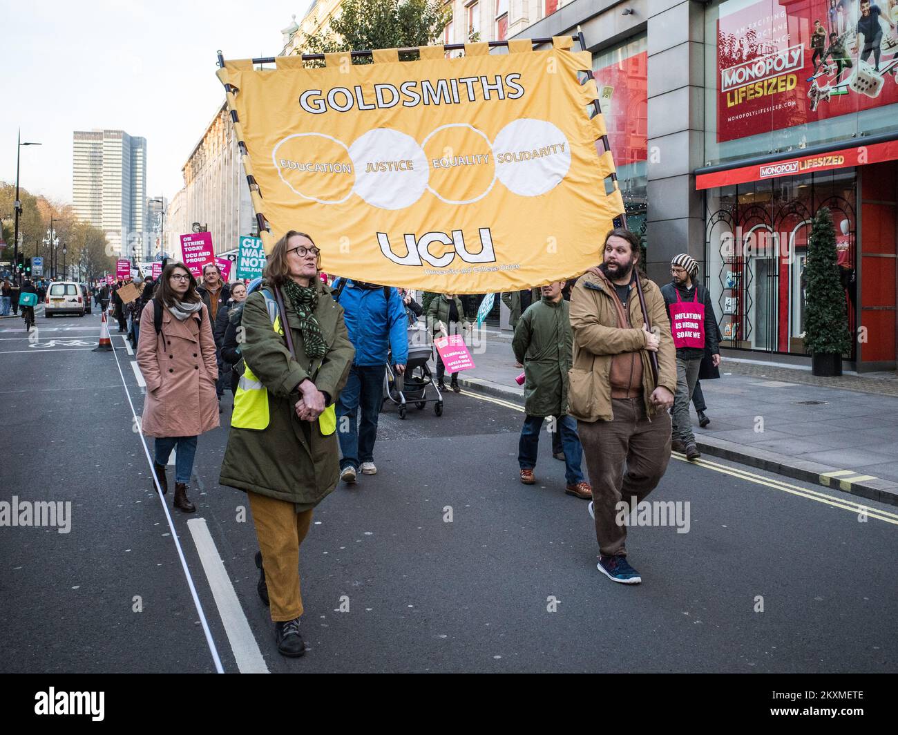 DIMOSTRAZIONE nazionale UCU 30/11/2022. Gli studenti marciano lungo Tottenham Court Road nel centro di Londra per chiedere una retribuzione più equa e diritti dei lavoratori per il personale. Foto Stock