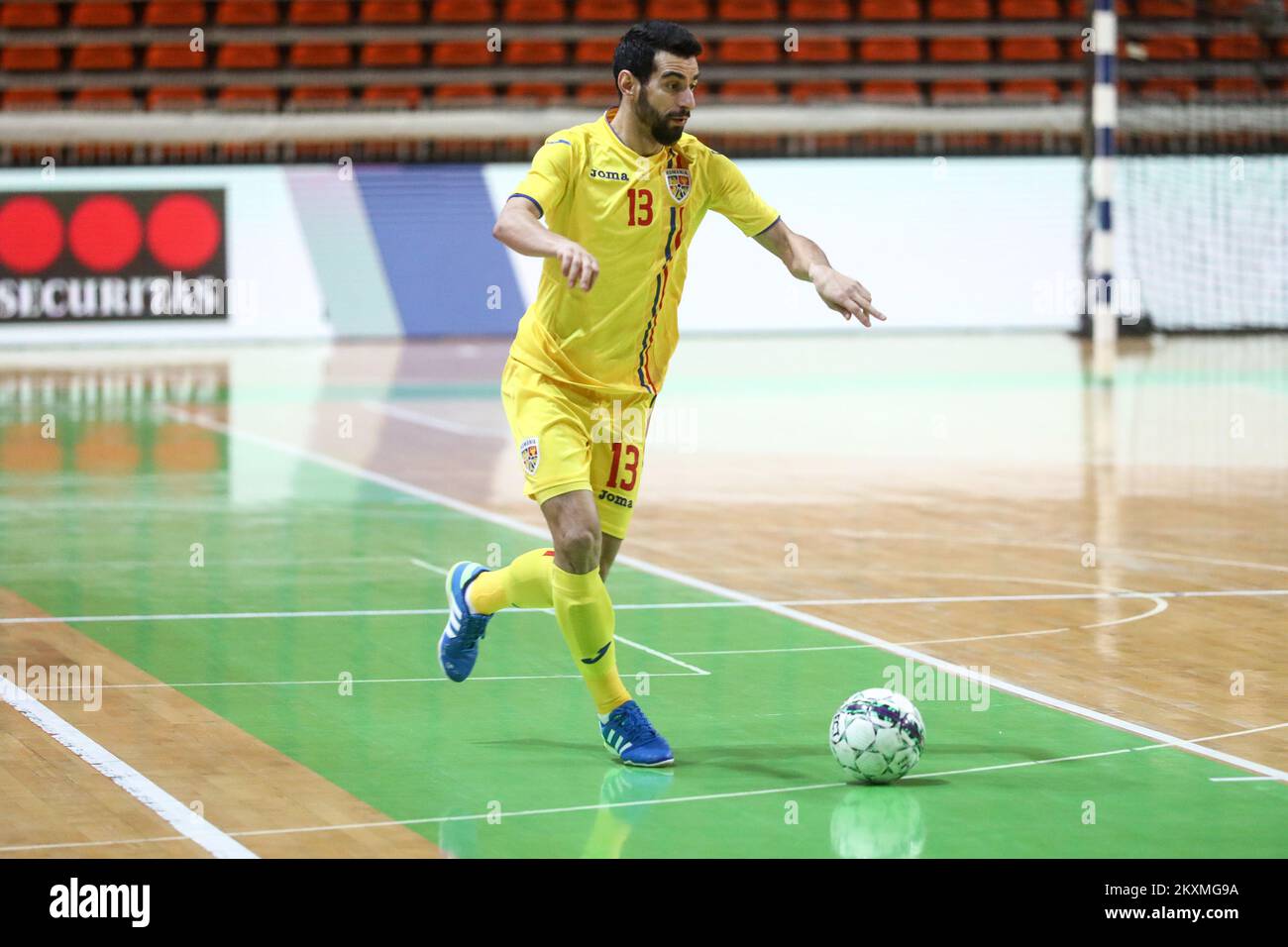 Andrei Caciun di Romania durante la partita di qualificazione UEFA Futsal EURO 2022 tra Bosnia-Erzegovina e Romania all'Arena di Husein Smajlovic il 10 marzo 2021 a Zenica, Bosnia-Erzegovina. Foto: Armin Durgut/PIXSELL Foto Stock