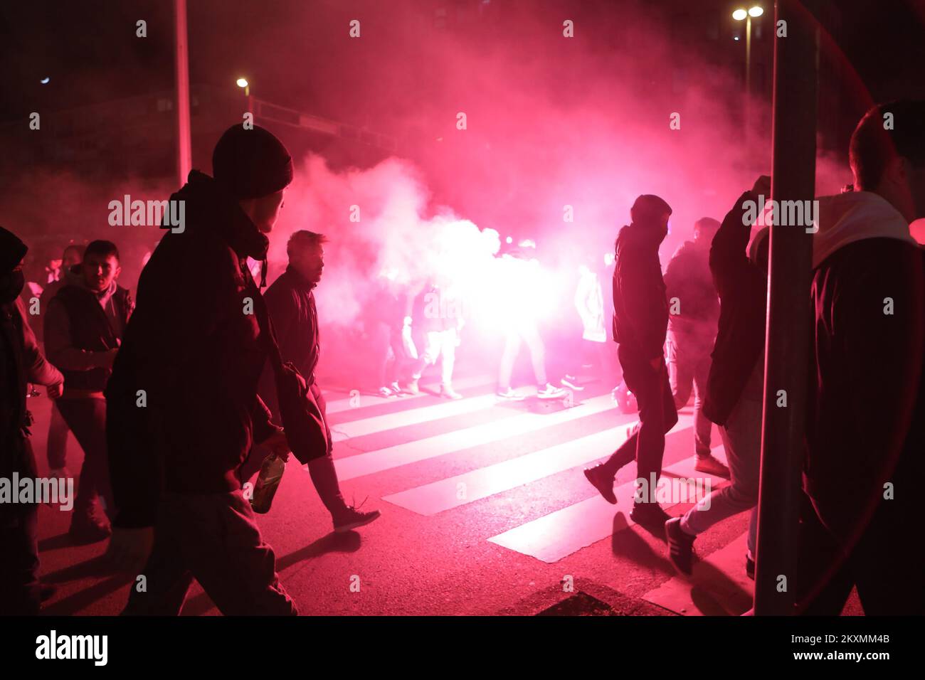 ZAGABRIA, CROAZIA - 18 MARZO: Dopo che Dinamo ha raggiunto i quarti di finale della Lega europea, i fan di Dinamo dei Bad Blue Boys hanno festeggiato di fronte allo stadio con una grande processione a fiaccolata il 18 marzo 2021 a Zagabria, Croazia. Gli stadi sportivi in tutta Europa restano soggetti a rigorose restrizioni a causa del Coronavirus Pandemic, in quanto le leggi governative di allontanamento sociale vietano ai fan di entrare nei locali, con conseguente gioco a porte chiuse. (Foto di Tomislav Miletic/Pixsell) Foto Stock