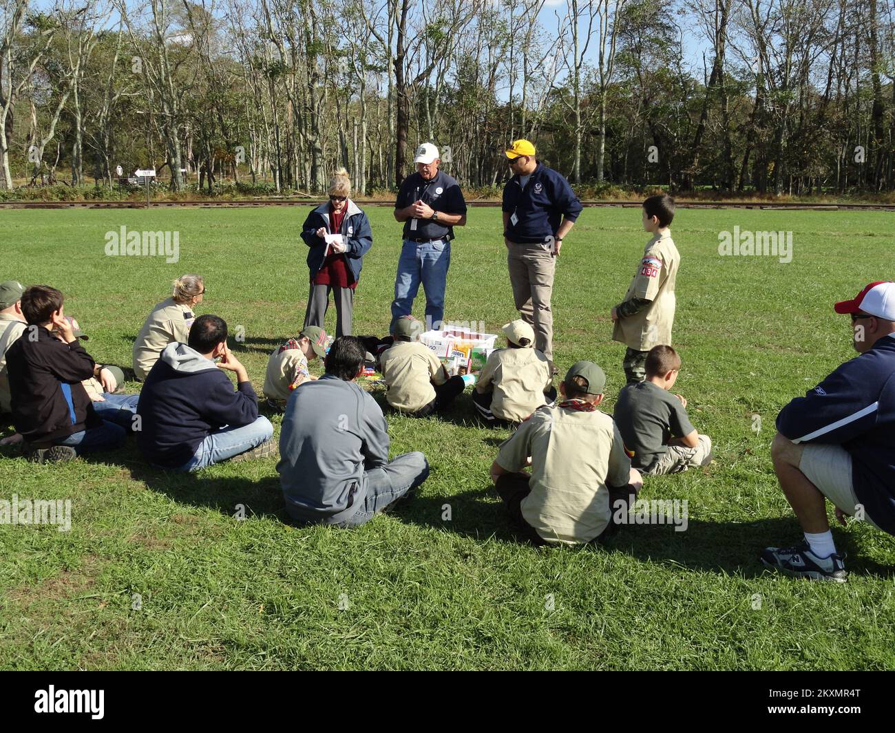 Pianificazione di emergenza e sicurezza - Wall Township, N. J. , 15 ottobre 2011 Robert Knight e Susan Langhoff, specialisti del settore privato FEMA insieme a Richard Adkins, Lo Specialista di Relazioni della comunità FEMA ha assistito il Monmouth Council - Boy Scouts of America guadagna il loro distintivo di preparazione alle emergenze durante il loro Camporee tenutosi all'Allaire state Park a Wall Township, NJ Uragano Irene del New Jersey. Fotografie relative a disastri e programmi, attività e funzionari di gestione delle emergenze Foto Stock