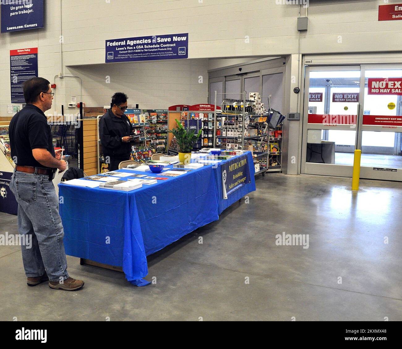 Stand per la mitigazione dei rischi - Pronto per il business. Uragano Irene del North Carolina. Fotografie relative a disastri e programmi, attività e funzionari di gestione delle emergenze Foto Stock Stand per la mitigazione dei rischi - Pronto per il business. Uragano Irene del North Carolina. Fotografie relative a disastri e programmi, attività e funzionari di gestione delle emergenze Foto Stock