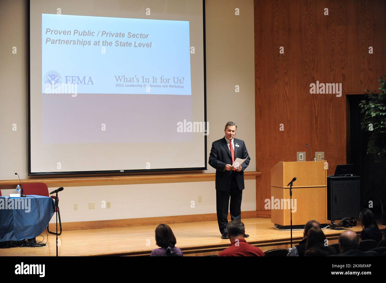 Partnership con il settore privato; cosa c'è per noi?. Fotografie relative a disastri e programmi, attività e funzionari di gestione delle emergenze Foto Stock