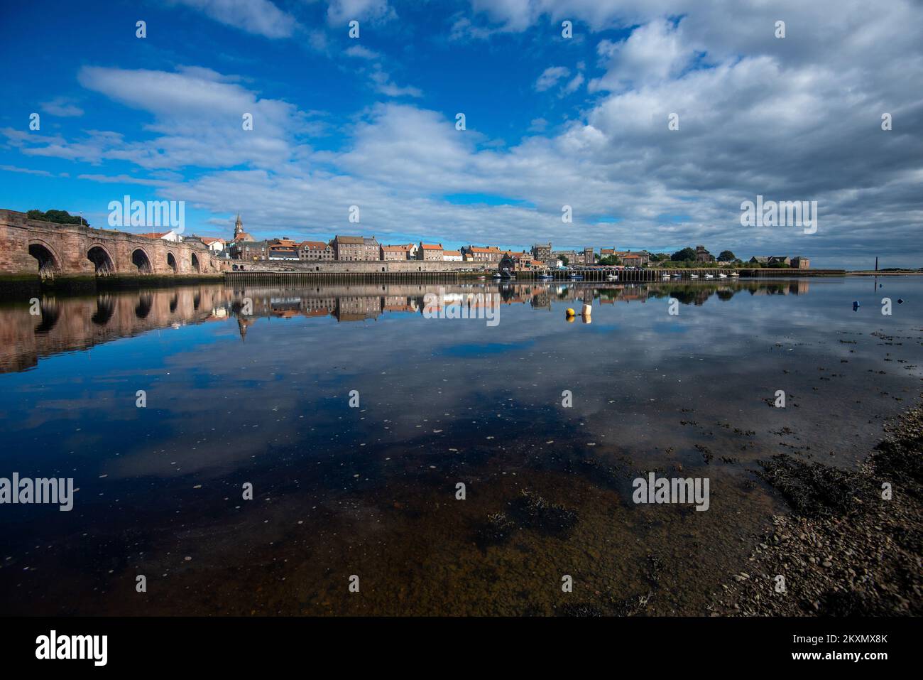 Berwick upon Tweed si riflette nel vetro come le acque del fiume Tweed Foto Stock