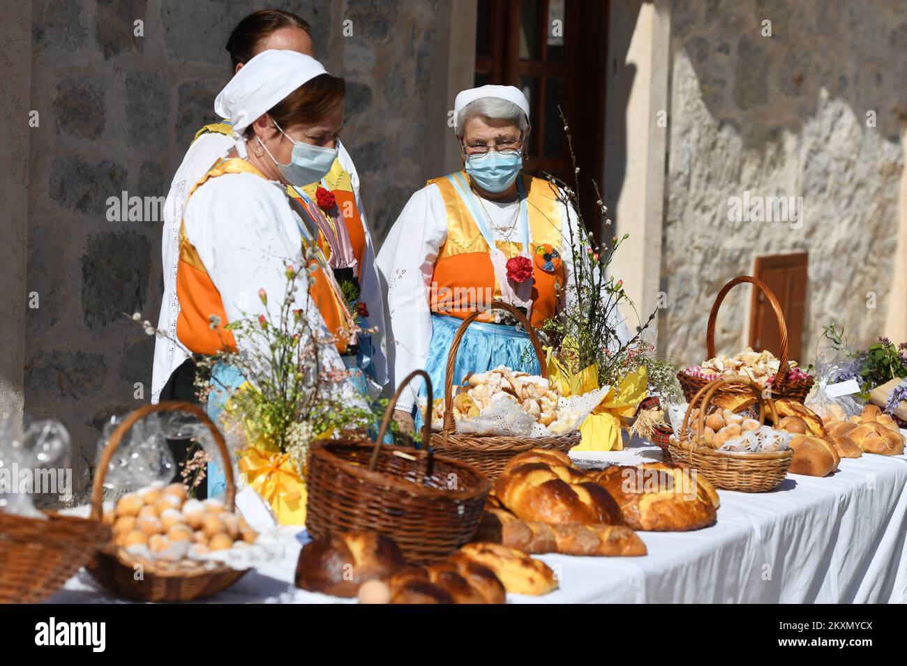 L'Associazione per la conservazione delle dogane di Vodiska Perlica ha presentato le sue abitudini pasquali di fare caritole, torte, pittura uova a un piccolo numero di turisti a Vodice, Croazia il 5 aprile 2021. A causa della pandemia di coronavirus, la tradizionale colazione pasquale a Vodice è stata cancellata. Foto: Hrvoje Jelavic/PIXSELL Foto Stock