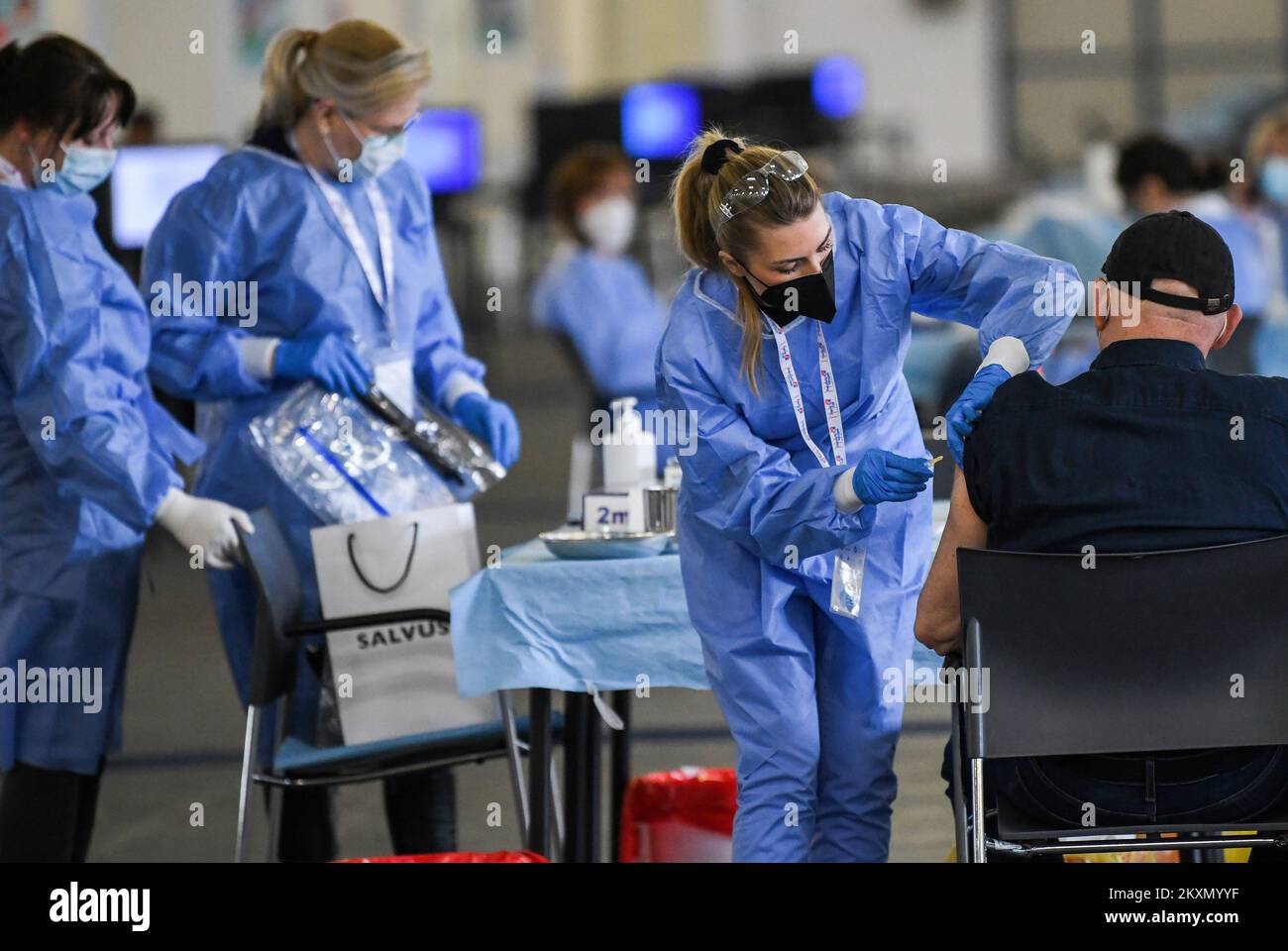 Un membro del personale medico vaccina un paziente durante una vaccinazione di massa presso la Fiera di Zagabria, Croazia, il 6 aprile 2021. In questo grande punto di vaccinazione potrebbe vaccinare circa 6.000 cittadini al giorno. Foto: Josip Regovic/PIXSELL Foto Stock