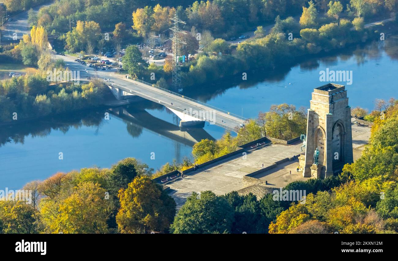 Vista aerea, Hengsteysee, Hohensyburg Kaiser-Wilhelm-Denkmal, foresta autunnale, incontro dei ciclisti sul lago di Ruhrbrücke, Syburg, Dortmund, Ruhr Foto Stock