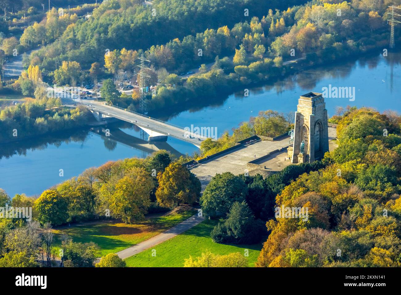 Vista aerea, Hengsteysee, Hohensyburg Kaiser-Wilhelm-Denkmal, foresta autunnale, incontro dei ciclisti sul lago di Ruhrbrücke, Syburg, Dortmund, Ruhr Foto Stock
